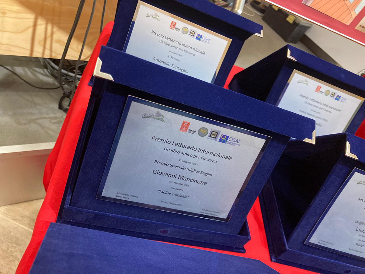Foto premiazione libro Molise Criminale