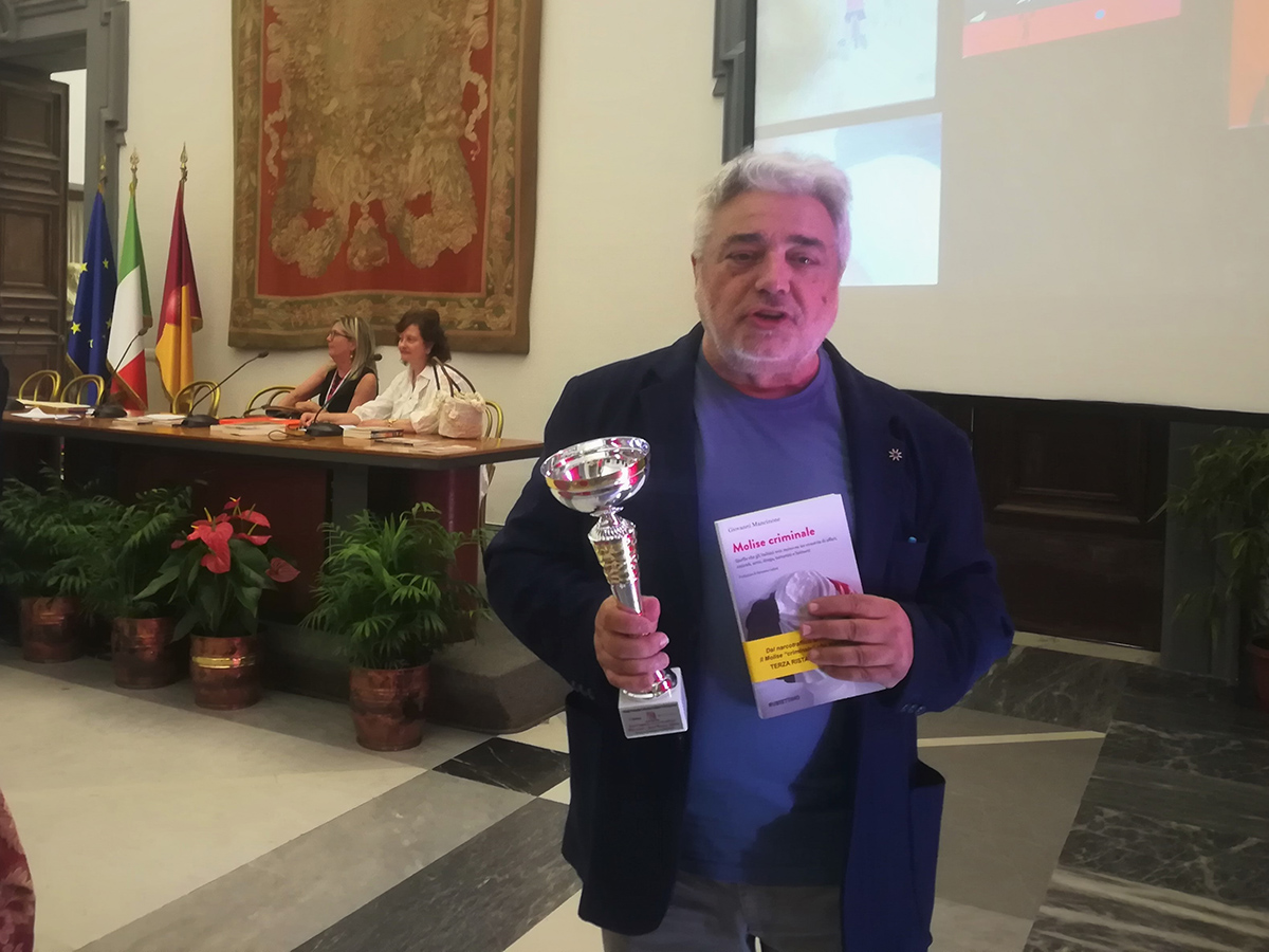 Foto premiazione libro Molise Criminale